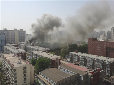 昨日，北京海淀區(qū)紅聯(lián)南村小區(qū)施工工地挖斷燃氣管道，造成爆炸引發(fā)居民樓火災(zāi)，致1死2傷，發(fā)生爆炸起火現(xiàn)場濃煙滾滾。CICPHOTO/總匯 攝
