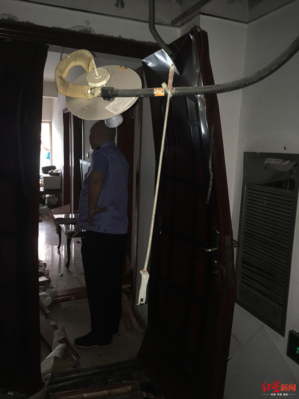 小區(qū)住戶屋內(nèi)爆炸，防盜門整體已經(jīng)彎曲