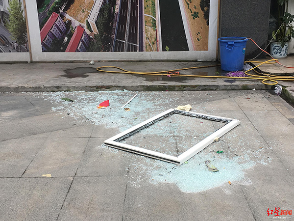 二樓窗戶被震到樓下，玻璃碎了一地