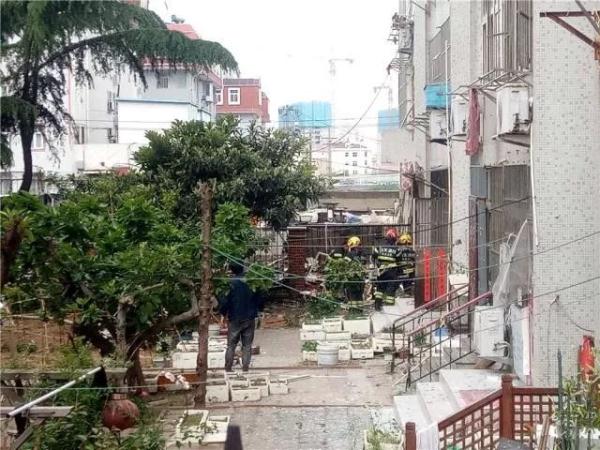 突發(fā)！青島一居民樓發(fā)生爆燃！已造1人死亡，7人受傷！3公里外有震感…